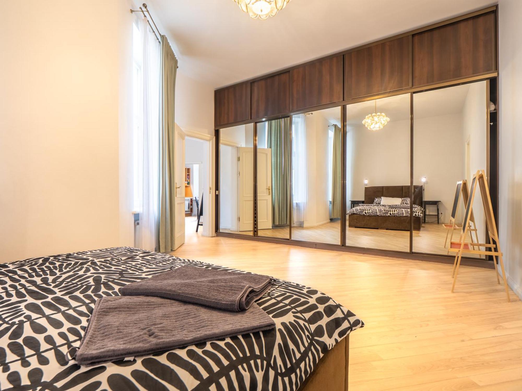 Embassy Area, Spacious 2br Апартаменты Рига