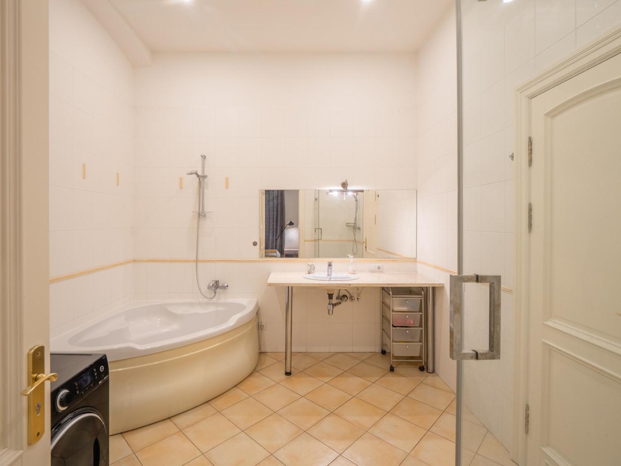 Embassy Area, Spacious 2br Appartamento Riga