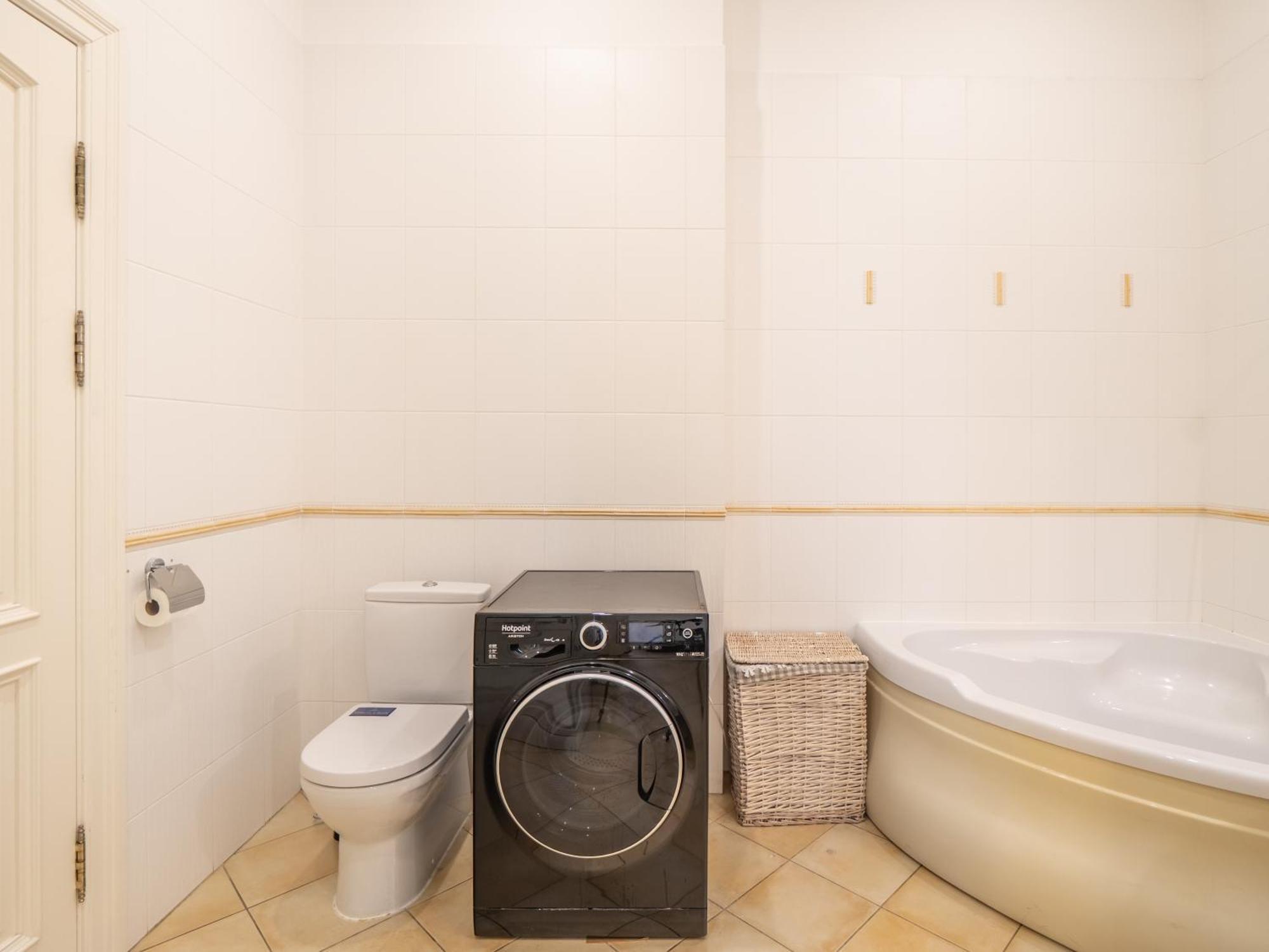 Embassy Area, Spacious 2br Huoneisto Riika